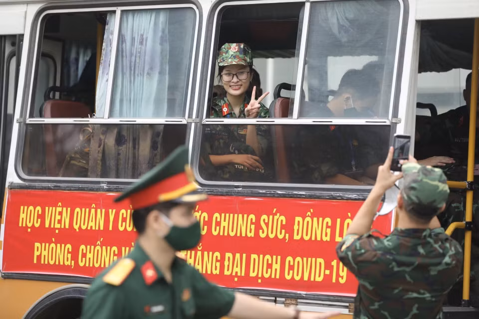 Nụ cười rạng rỡ của các học viên trước khi lên đường vào Nam chống dịch. (Ảnh: Minh Quyết/TTXVN)