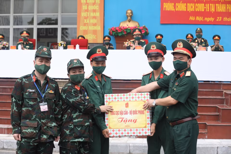Đại diện Tổng cục Hậu cần (Bộ Quốc phòng) tặng quà động viên đoàn công tác. (Ảnh: Minh Quyết/TTXVN)