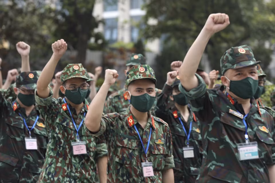 Học viên Học viện Quân y thể hiện sự đoàn kết quyết tâm trước khi lên đường vào Nam làm nhiệm vụ chống dịch. (Ảnh: Minh Quyết/TTXVN)