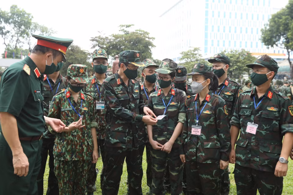 Lãnh đạo Học viện Quân y dặn dò, động viên các học viên trước khi lên đường làm nhiệm vụ. (Ảnh: Minh Quyết/TTXVN)