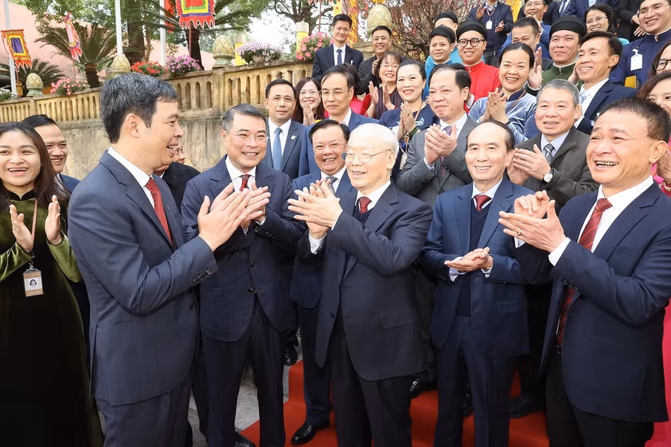 Tổng Bí thư Nguyễn Phú Trọng chúc Tết cán bộ, nhân viên Khu di tích Hoàng thành Thăng Long-Di sản Văn hóa Thế giới. (Ảnh: Trí Dũng/TTXVN)