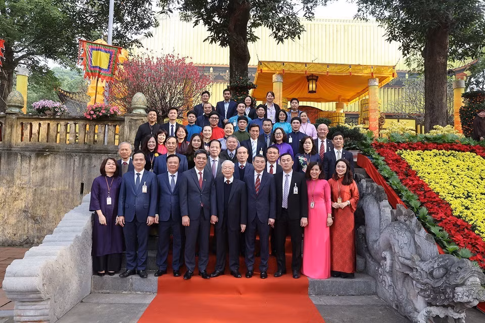 Tổng Bí thư Nguyễn Phú Trọng và các đại biểu với cán bộ, nhân viên Khu di tích Hoàng thành Thăng Long-Di sản Văn hóa Thế giới. (Ảnh: Trí Dũng/TTXVN)