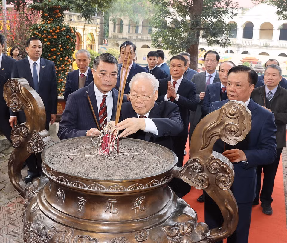 Tổng Bí thư Nguyễn Phú Trọng dâng hương tại Điện Kính Thiên, Khu di tích Hoàng thành Thăng Long-Di sản Văn hóa Thế giới. (Ảnh: Trí Dũng/TTXVN)