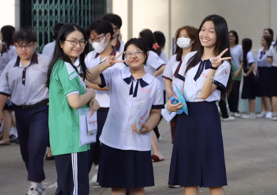Thí sinh rạng rỡ bước vào Kỳ thi tại Thành phố Hồ Chí Minh. (Ảnh: Hồng Giang/TTXVN)