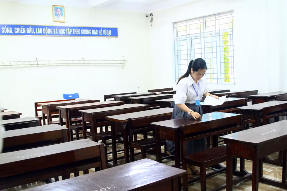 Giám thị đánh số báo danh tại điểm thi Trường THPT Đào Duy Từ, thành phố Đồng Hới, tỉnh Quảng Bình. (Ảnh: Tá Chuyên/TTXVN)