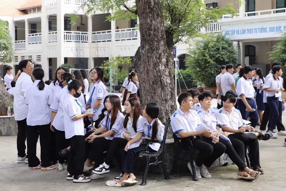 Các thí sinh tại điểm thi Trường THPT Lê Quý Đôn, quận 3, Thành phố Hồ Chí Minh. (Ảnh: Hồng Giang/TTXVN)