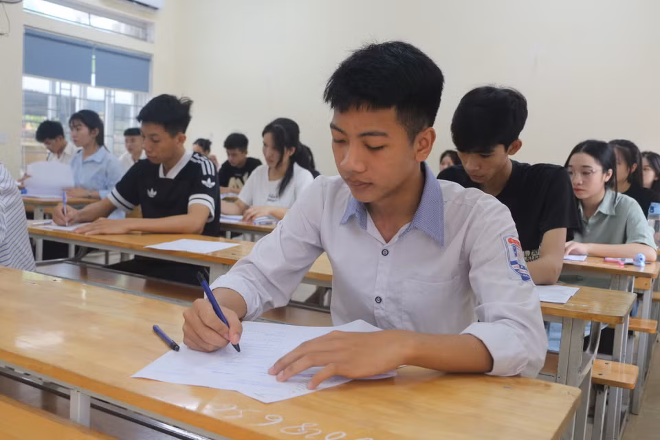 Thí sinh dự thi môn Ngữ vanw tại điểm thi Trường THPT Nguyễn Duy Trinh, huyện Nghi Lộc. (Ảnh: Bích Huệ/TTXVN)