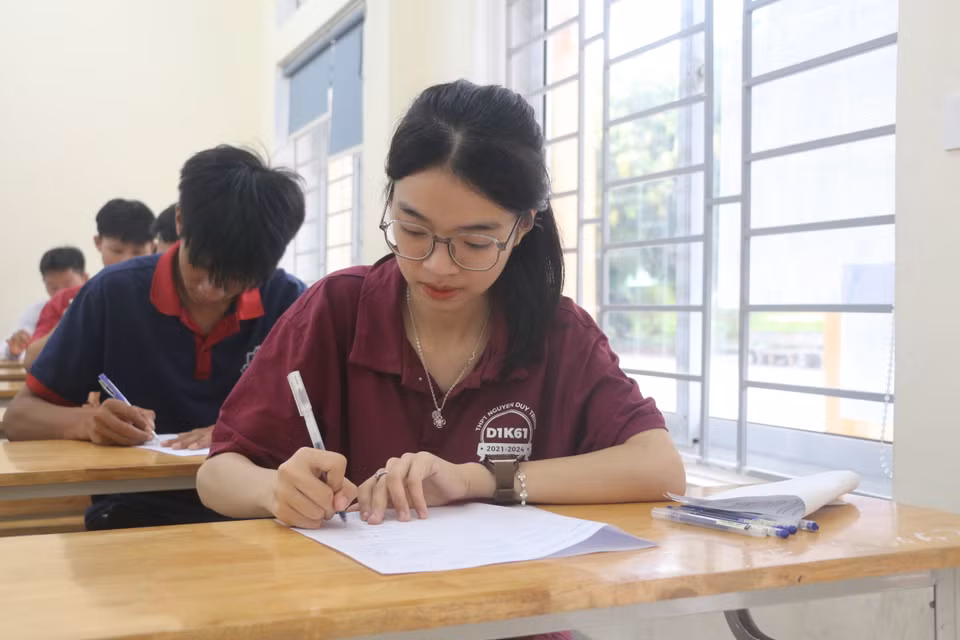 Thi sinh tại điểm thi Trường THPT Nguyễn Duy Trinh, huyện Nghi Lộc. (Ảnh: Bích Huệ/TTXVN)