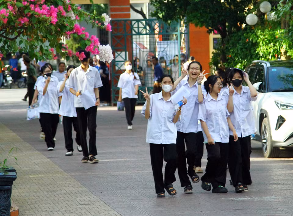 Thí sinh tại điểm thi Trường THPT Đào Duy Từ, thành phố Đồng Hới, tỉnh Quảng Bình, tự tin bước vào kỳ thi THPT năm 2024. (Ảnh: Tá Chuyên/TTXVN)