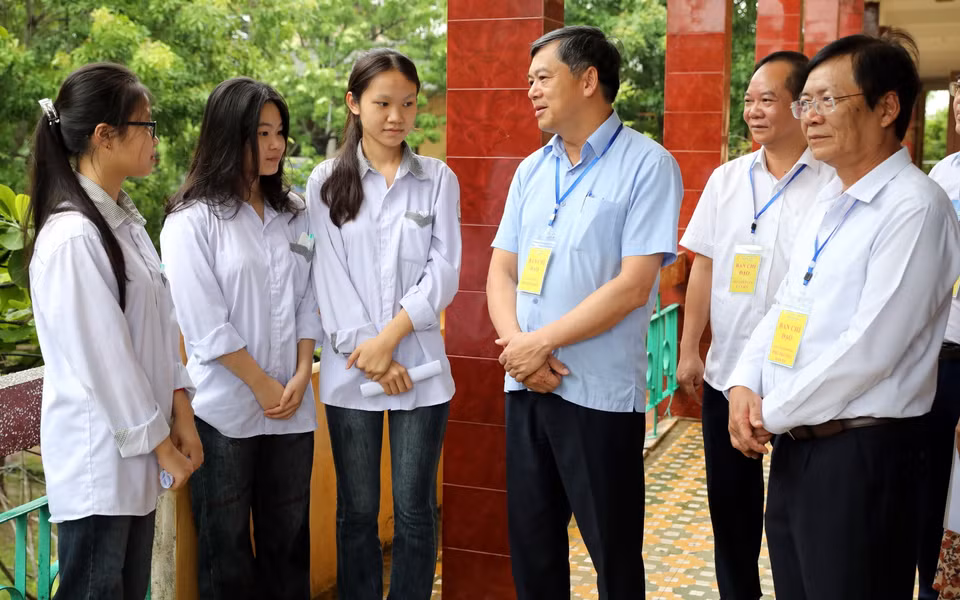 Phó Chủ tịch UBND tỉnh Nam Định Trần Lê Đoài động viên thí sinh dự tại điểm thi Trường THPT Nam Trực, huyện Nam Trực, tỉnh Nam Định. (Ảnh: Nguyễn Lành/TTXVN)