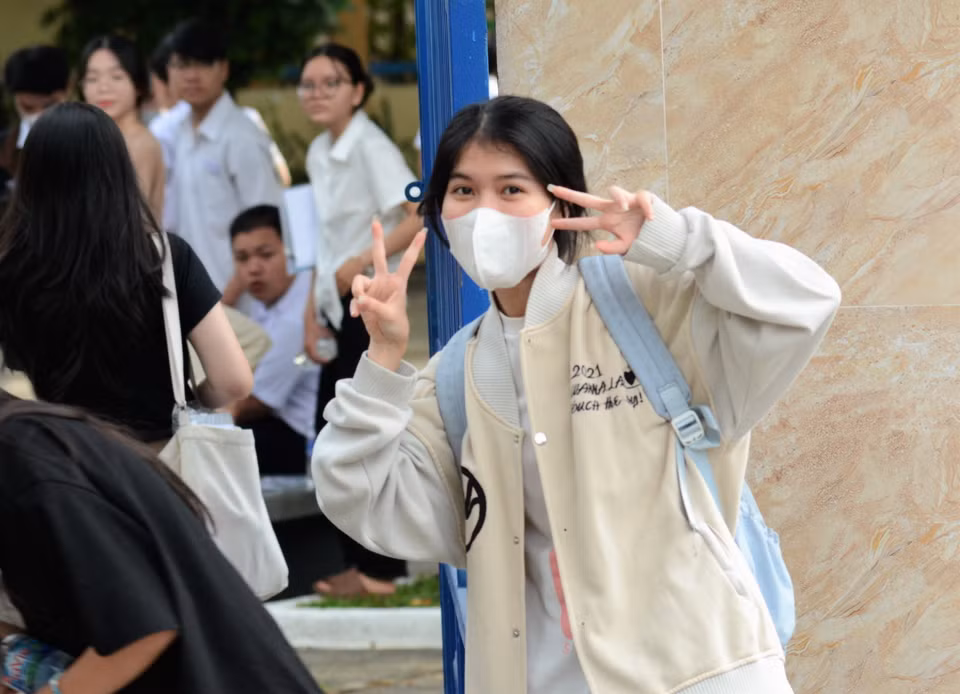 Thí sinh hào hứng trước giờ thi tại điểm thi trường THPT Tôn Thất Tùng, quận Sơn Trà, thành phố Đà Nẵng. (Ảnh: Văn Dũng/TTXVN)