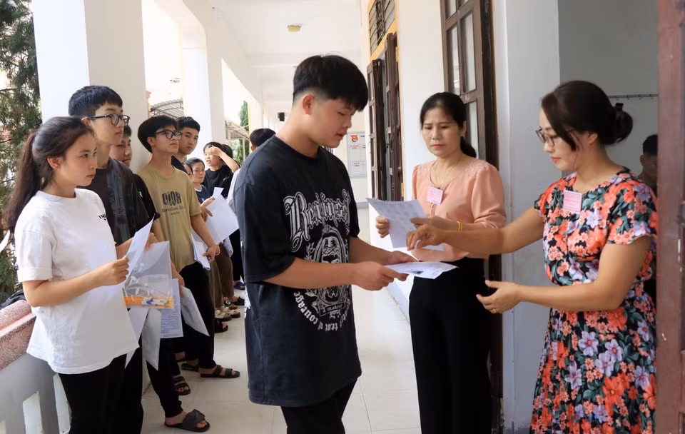 Giám thị gọi các thí sinh vào phòng thi tại điểm thi Trường THPT Thành Sen, thành phố Hà Tĩnh. (Ảnh: Công Tường/TTXVN)