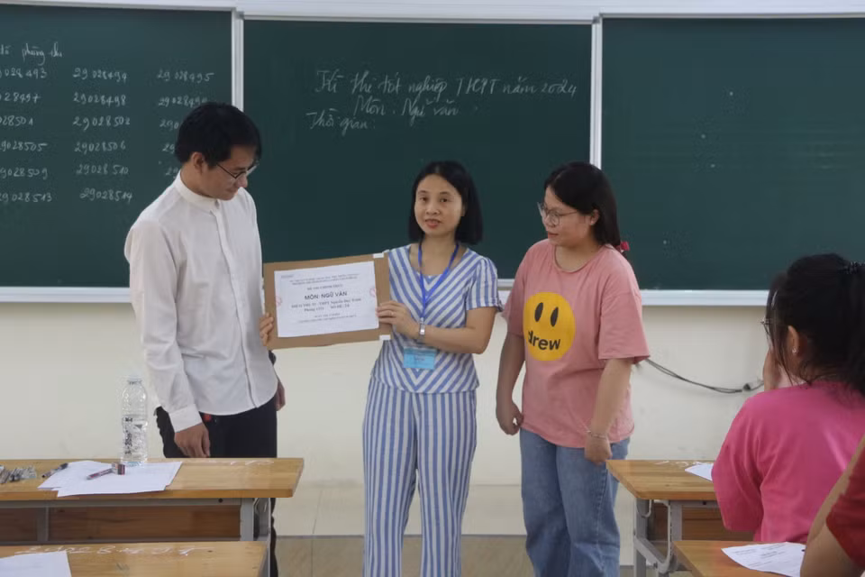 Kiểm tra niêm phong đề thi môn Ngữ văn. (Ảnh: Bích Huệ/TTXVN)