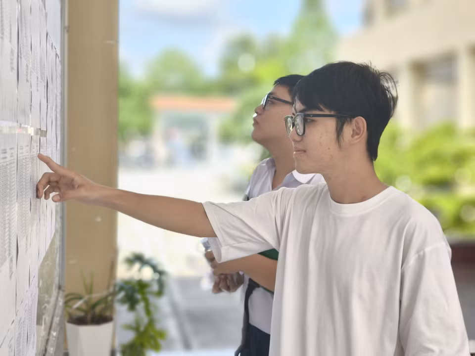 Thí sinh kiểm tra thông tin tại điểm thi ở tỉnh Bến Tre. (Ảnh: Huỳnh Phúc Hậu/TTXVN)