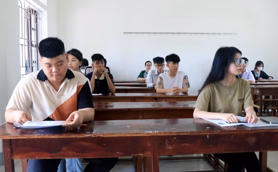 Học sinh dự thi tại điểm thi trường THPT Thành Sen, thành phố Hà Tĩnh. (Ảnh: Công Tường/TTXVN)