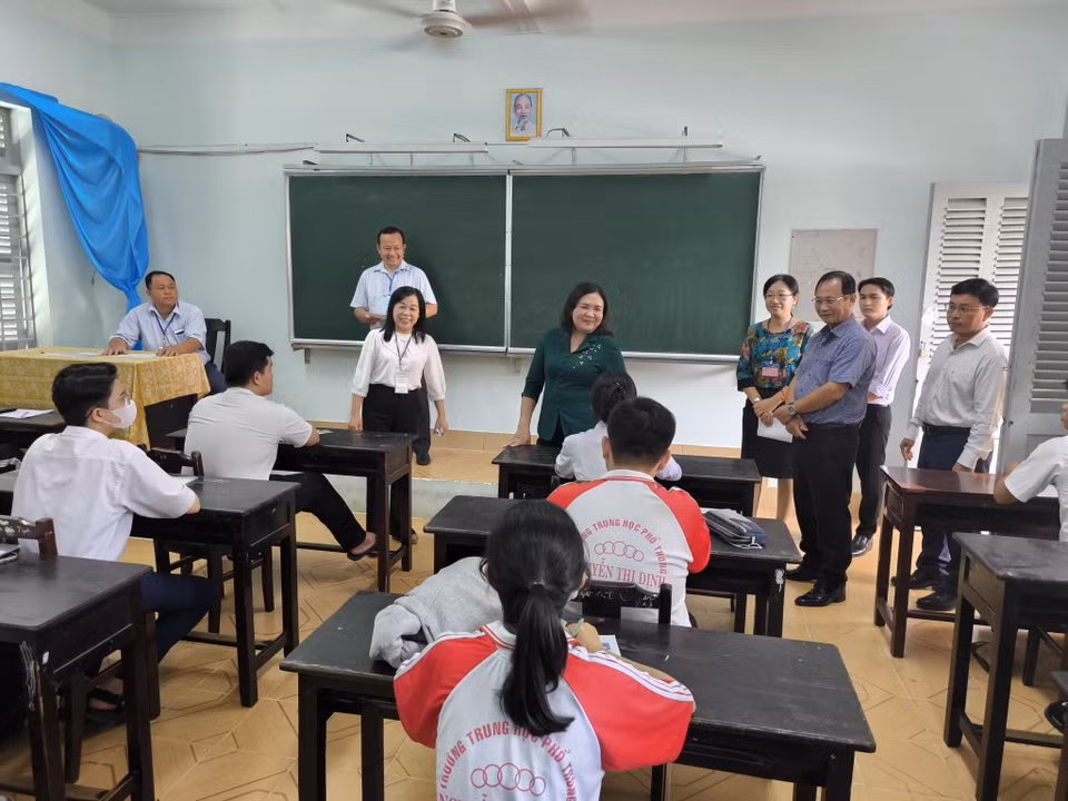 Quyền Bí thư Tỉnh uỷ Bến Tre Hồ Thi Hoàng Yến kiểm tra công tác đảm bảo kỳ thi tốt nghiệp THPT năm 2004. (Ảnh: Huỳnh Phúc Hậu/TTXVN)