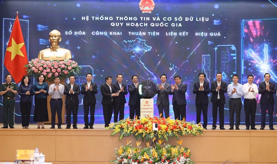 Thủ tướng Phạm Minh Chính và các đại biểu thực hiện nghi thức khai trương hệ thống thông tin và cơ sở dữ liệu quy hoạch quốc gia. (Ảnh: Dương Giang/TTXVN)