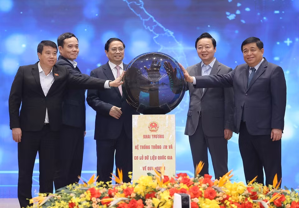 Thủ tướng Phạm Minh Chính và các đại biểu thực hiện nghi thức khai trương hệ thống thông tin và cơ sở dữ liệu quy hoạch quốc gia. (Ảnh: Dương Giang/TTXVN)