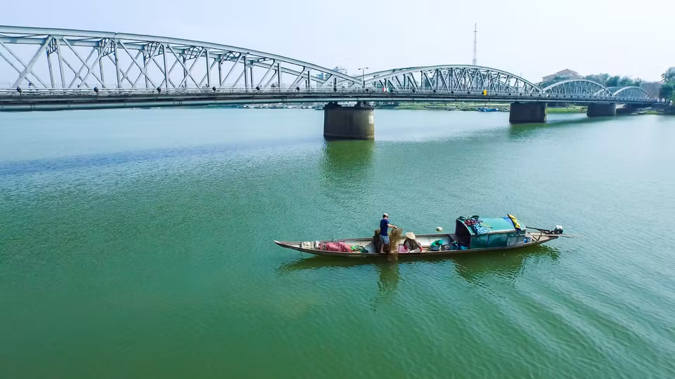 Khung cảnh nên thơ của cây cầu Trường Tiền