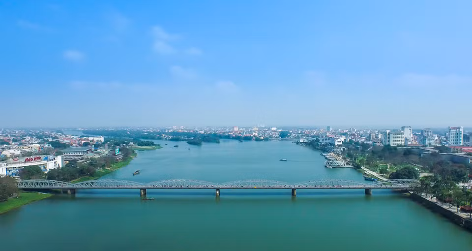 Cầu Trường Tiền nối hai bờ sông Hương