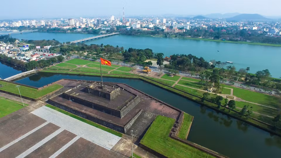 Từ Kỳ Đài nhìn về Trung tâm Thành phố và phía xa là núi Ngự Bình