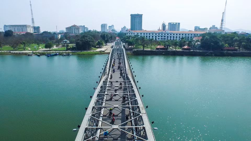 Dòng người vẫn hàng ngày xuôi ngược qua cây cầu có tuổi đời hàng trăm năm.