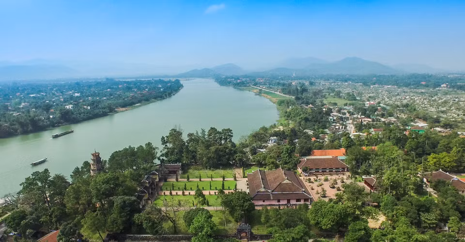 Chùa Thiên Mụ linh thiêng nằm bên bờ sông Hương êm đềm, thơ mộng. 