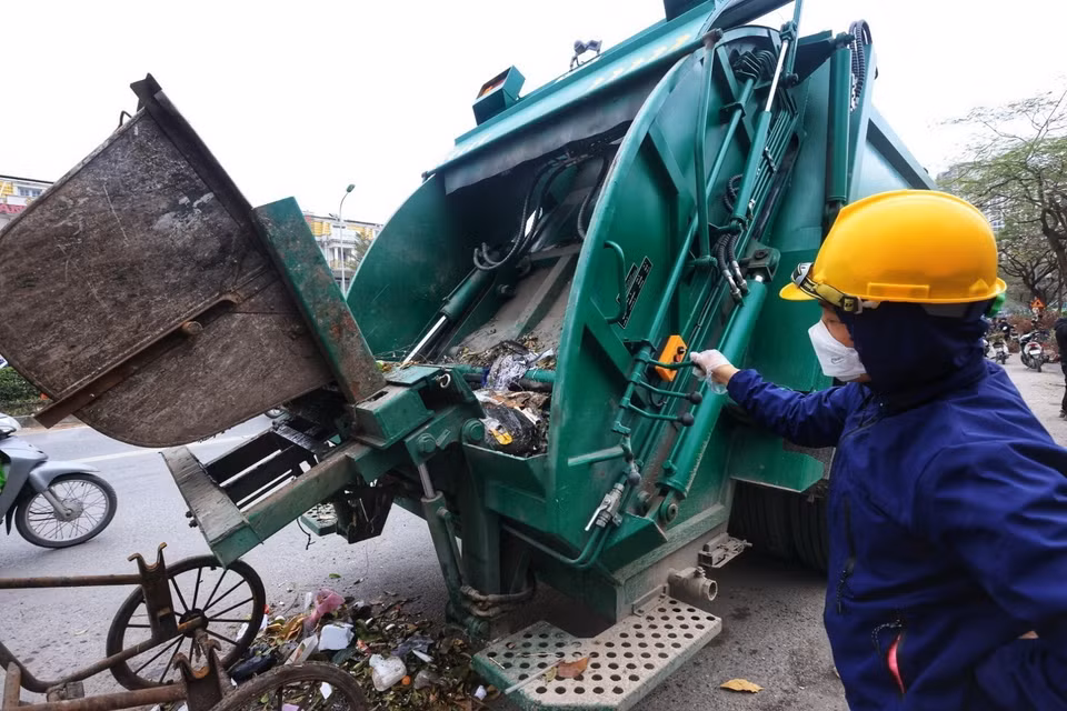 Các phương tiện máy móc thu gom rác được tăng cường hoạt động hết công suất. (Ảnh: Tuấn Anh/TTXVN)