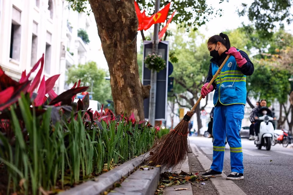 Công nhân Môi trường đô thị góp phần xây dựng Thủ đô ngày càng “Xanh-Sạch-Đẹp,” phục vụ tốt nhất nhu cầu vui Xuân, đón Tết Giáp Thìn 2024 của nhân dân. (Ảnh: Thanh Tùng/TTXVN)