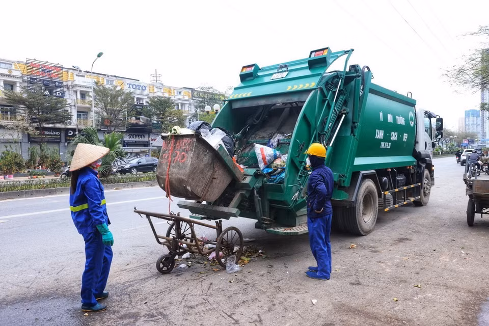 Thu gom rác trên đường Tố Hữu. (Ảnh: Tuấn Anh/TTXVN)