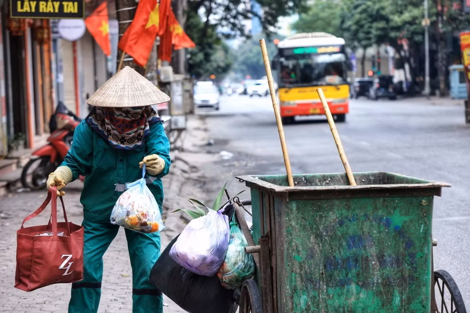 Người dân cần nâng cao ý thức vệ sinh để đảm bảo môi trường sạch đẹp. (Ảnh: Tuấn Anh/TTXVN)