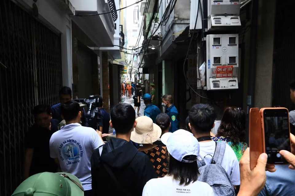 Rất đông người dân tập trung 2 đầu ngõ 29/70 Khương Hạ. (Ảnh: Hoàng Hiếu/TTXVN)