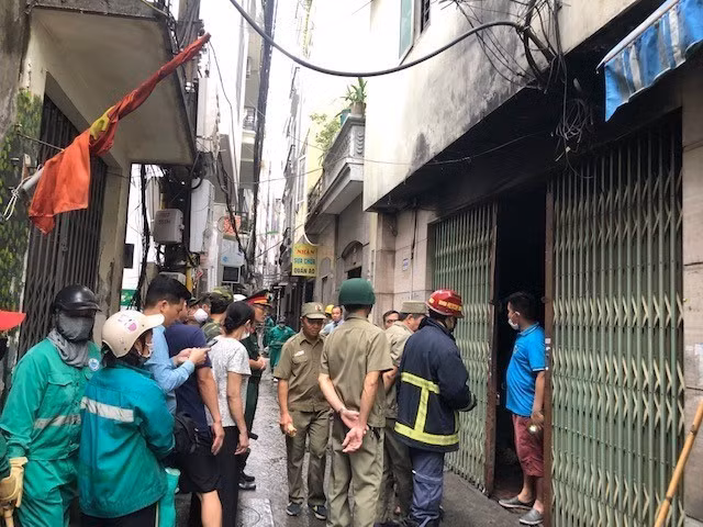Cánh cửa tầng 1, nơi để xe của các hộ dân, là điểm phát cháy khu chung cư mini tại phố Khương Hạ, quận Thanh Xuân. (Ảnh: TTXVN phát)