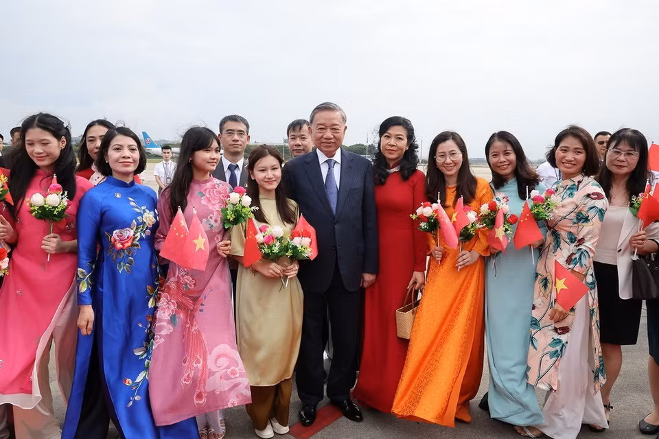 Cán bộ, nhân viên Tổng Lãnh sự quán Việt Nam tại Quảng Châu tiễn Tổng Bí thư, Chủ tịch nước Tô Lâm và Phu nhân tại Sân bay quốc tế Bạch Vân. (Ảnh: Trí Dũng/TTXVN)