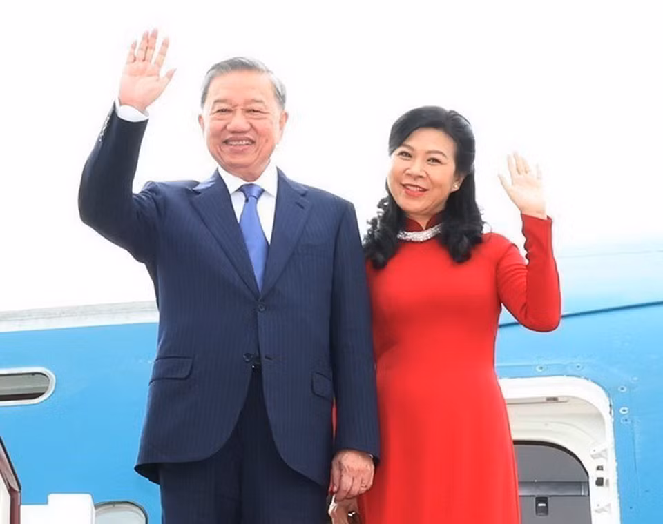 Tổng Bí thư, Chủ tịch nước Tô Lâm và Phu nhân rời Sân bay quốc tế Bạch Vân, thành phố Quảng Châu, tỉnh Quảng Đông, lên đường đến Bắc Kinh. (Ảnh: Trí Dũng/TTXVN)