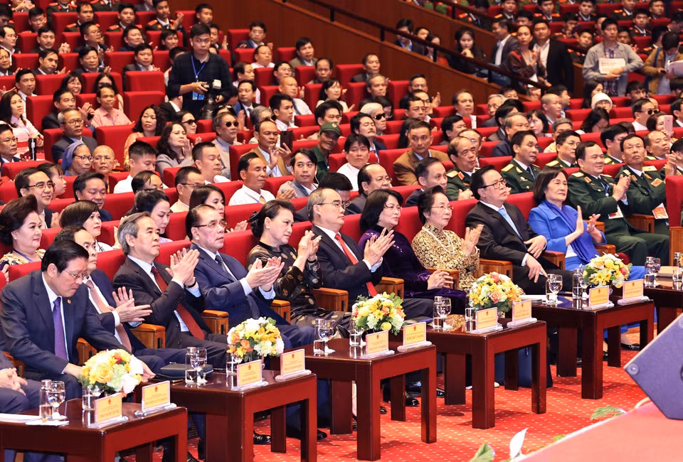 Các lãnh đạo và đại biểu tham dự buổi lễ. (Ảnh: Trọng Đức/TTXVN)