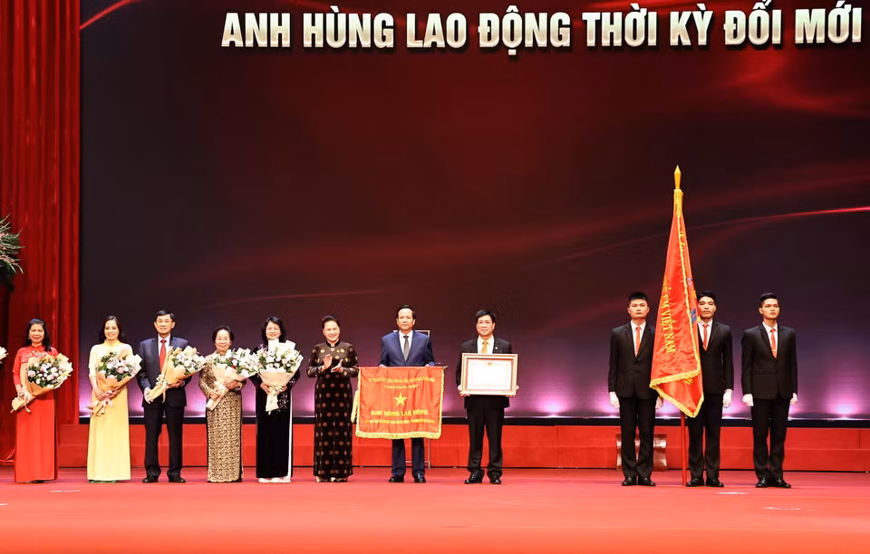 Chủ tịch Quốc hội Nguyễn Thị Kim Ngân trao danh hiệu Anh hùng Lao động thời kỳ đổi mới cho Quỹ Bảo trợ trẻ em Việt Nam. (Ảnh: Trọng Đức/TTXVN)
