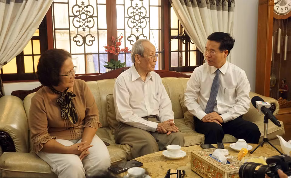 Trưởng Ban Tuyên giáo Trung ương Võ Văn Thưởng thăm hỏi Giáo sư-Tiến sỹ Trần Hồng Quân. (Ảnh: Thu Hoài/TTXVN)
