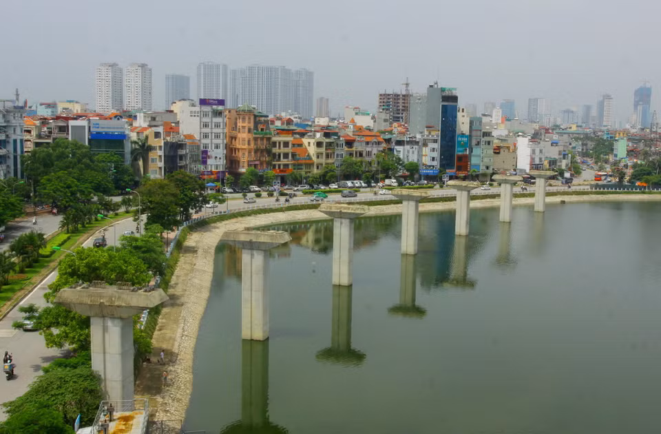 Hiện nay, công trình đã hoàn thành thi công 219 trụ/420 trụ, kết cấu phần dưới của 11/12 nhà ga và 50 phiến dầm lên trụ. (Ảnh: Thế Duyệt/TTXVN)