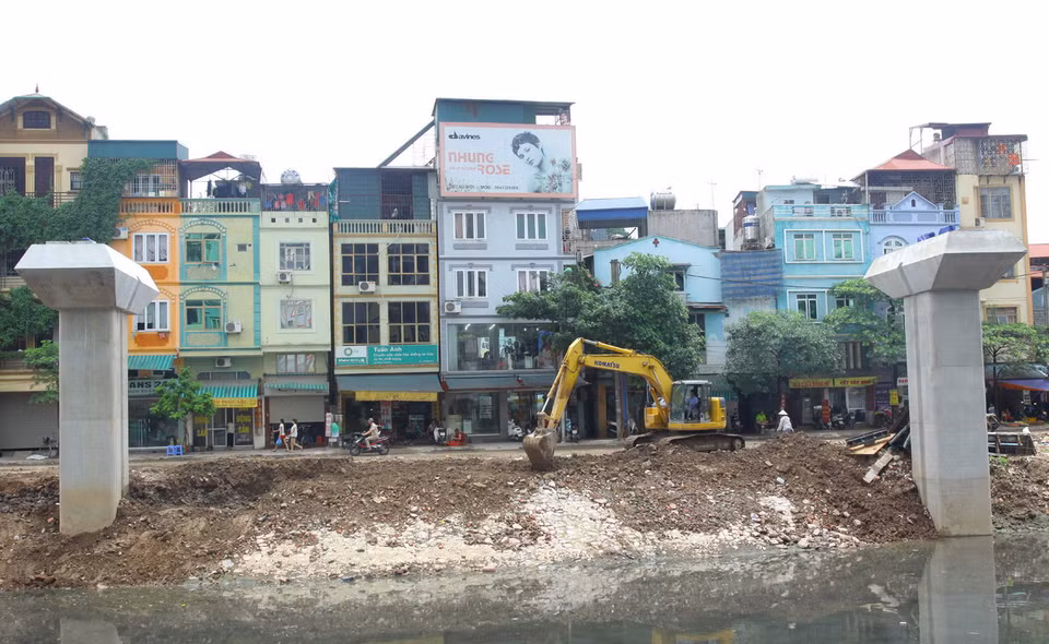  Thi công các hạng mục của công trình, đoạn qua đường Láng-Ngã Tư Sở, quận Đống Đa. (Ảnh: Thế Duyệt/TTXVN)