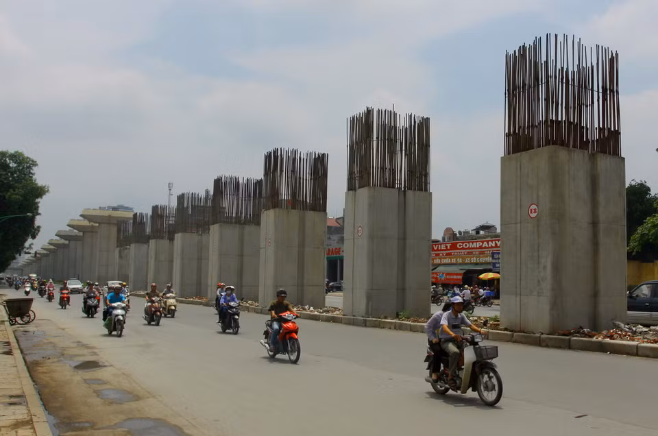 Tính đến thời điểm hiện nay, dự án đã chậm tiến độ hai năm. Nhiều trụ của công trình, đoạn qua quận Thanh Xuân vẫn còn dở dang. (Ảnh: Thế Duyệt/TTXVN)