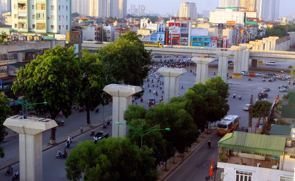 Các cột trụ của công trình, đoạn qua ngã tư Khuất Duy Tiến-Nguyễn Trãi, quận Thanh Xuân đã được xây dựng. (Ảnh: Thế Duyệt/TTXVN)