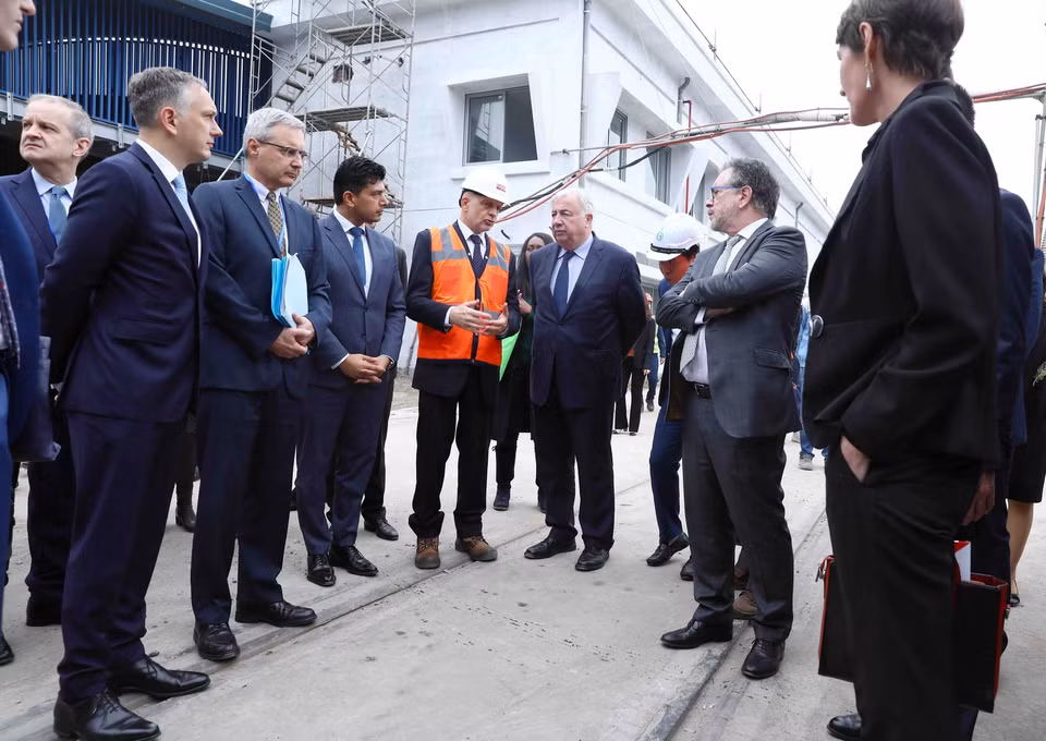 Chủ tịch Thượng viện Cộng hòa Pháp Gérard Larcher tham quan khu Trung tâm điều khiển và bảo dưỡng, sửa chữa tàu của tuyến đường sắt đô thị số 3. (Ảnh: Phạm Kiên/TTXVN)