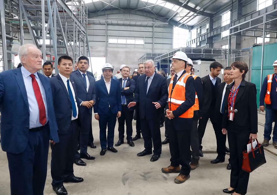 Chủ tịch Thượng viện Cộng hòa Pháp Gérard Larcher thăm khu Trung tâm điều khiển và bảo dưỡng, sửa chữa tàu của tuyến đường sắt đô thị số 3. (Ảnh: Phạm Kiên/TTXVN)