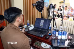 Thông qua tham gia vận hành các phiên livestream bán hàng, sinh viên không chỉ thu được kinh nghiệm mà còn trực tiếp đóng góp cho sự phát triển thương mại điện tử tại địa phương. (Ảnh: Trung Kiên/TTXVN)