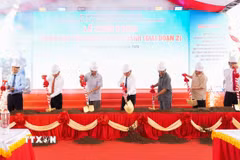 Các đại biểu thực hiện nghi thức động thổ khởi công dự án. (Ảnh: Thanh Liêm/TTXVN)
