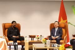 Trưởng Ban Chính sách, chiến lược Trung ương Nguyễn Thanh Nghị và đồng chí Tổng Bí thư Đảng Mặt trận Giải phóng Nhân dân Sri Lanka Tilvin Silva. (Ảnh: Quang Trung/TTXVN)