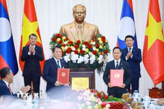 Thủ tướng Lê Minh Hưng và Thủ tướng Lào Saleumxay Kommasith chứng kiến trao Biên bản bàn giao hệ thống quản lý dân cư và căn cước công dân tại Lào giữa Bộ Công an Việt Nam và Bộ Công an Lào. (Ảnh: Dương Giang/TTXVN)