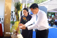 Lãnh đạo tỉnh Quảng Ngãi dâng hương tưởng niệm. (Ảnh: Đinh Hương/TTXVN)