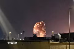 Khói lửa bốc lên sau vụ nổ tại Riyadh, khi Saudi Arabia đánh chặn các tên lửa đạn đạo hướng về phía thủ đô, ngày 18/3/2026. (Ảnh: THX/TTXVN)